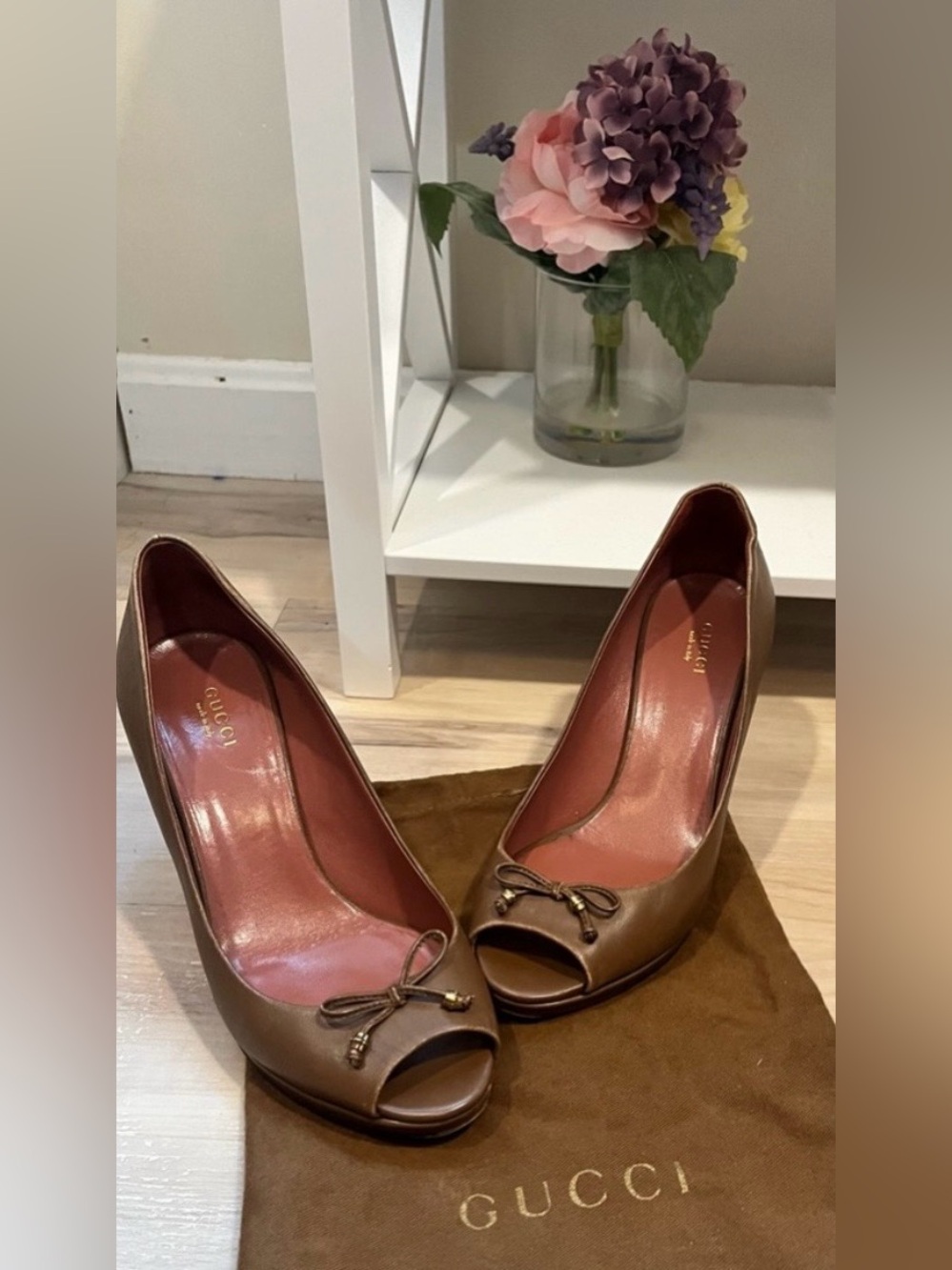 Authentic Gucci lambskin leather peep-toe pumps in a beautiful bronze/taupe brow